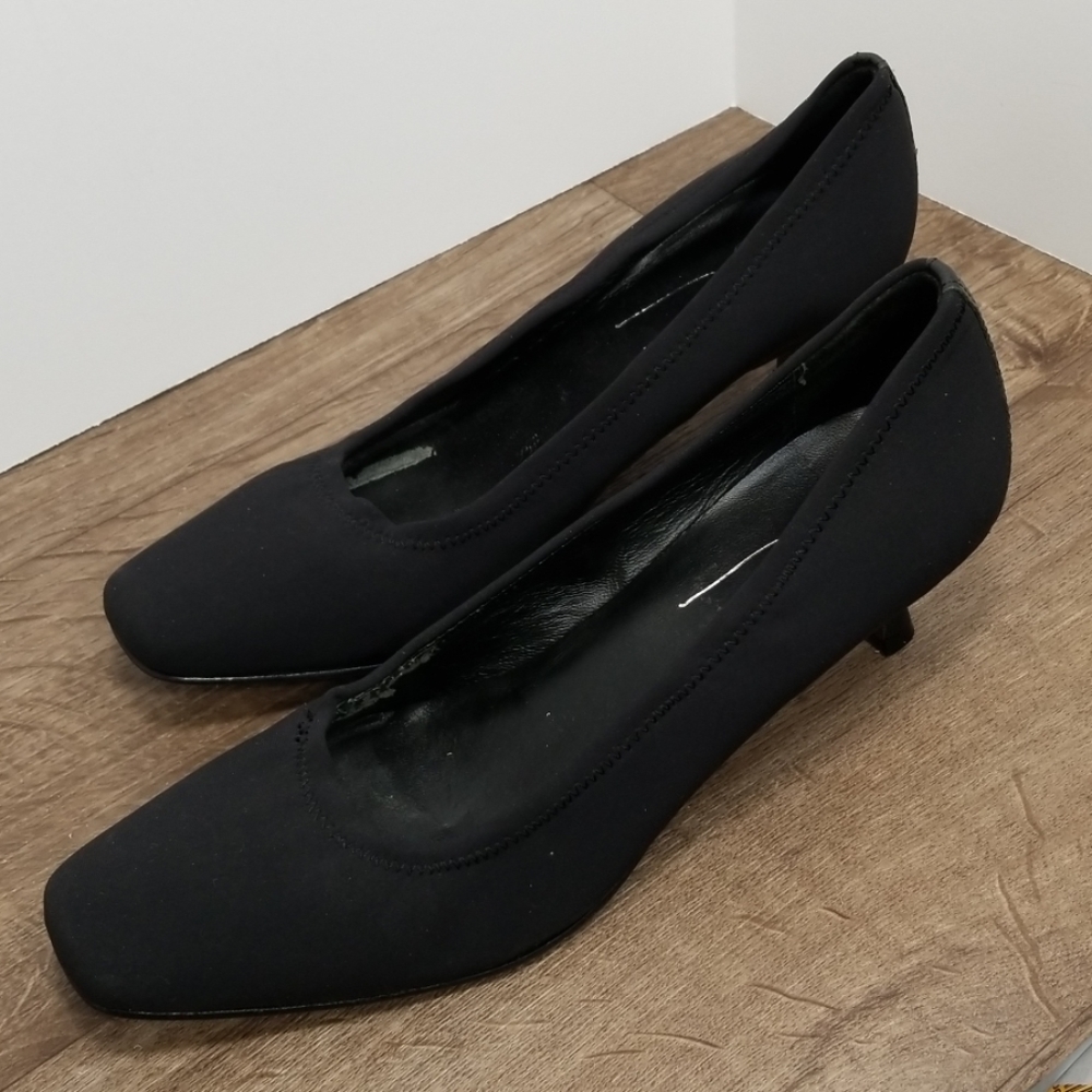 Donald Pliner Kitten Heel Pumps, Size 8.5.